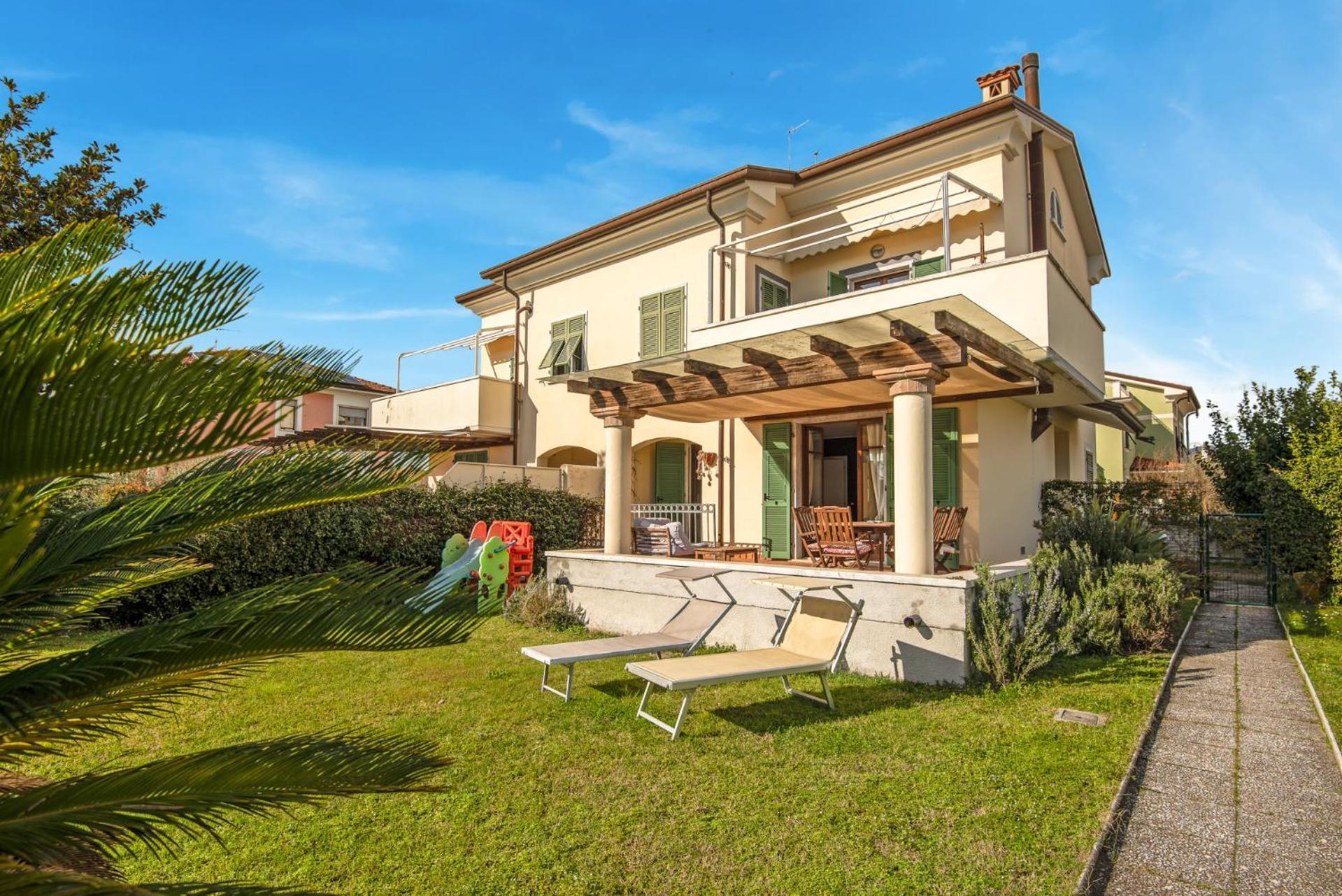 Splendido Monolocale Con Spazioso Giardino E Veranda A 500 Mt Dal Mare Marina Di Carrara Eksteriør billede